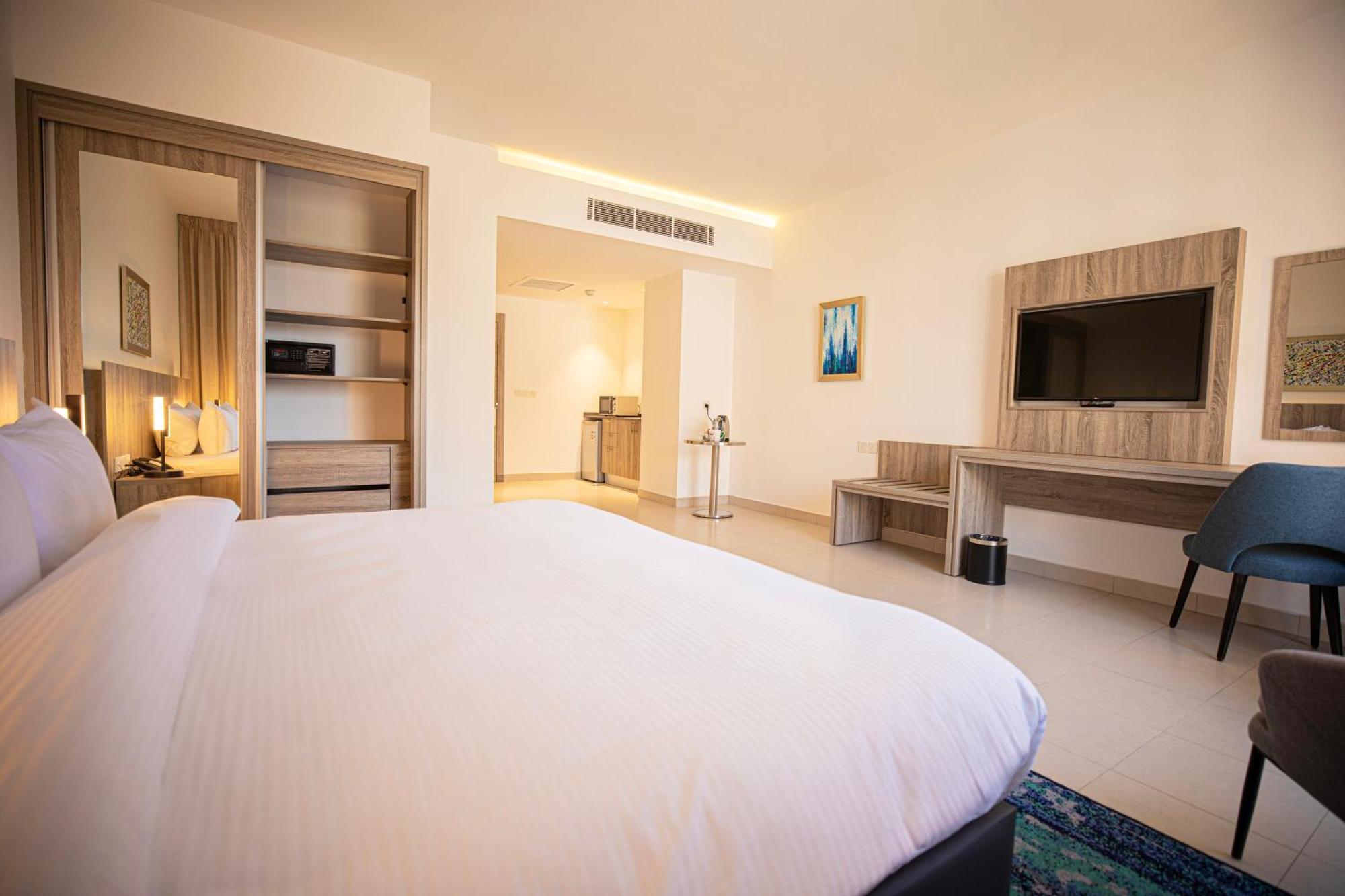Golden Tulip 4*